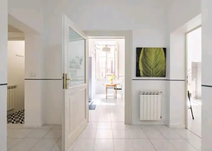 Romeo. Luminoso Al Centro Di Apartamento Roma
